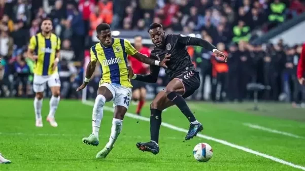 Fenerbahçe, Samsunspor Deplasmanında 2-2 Berabere Kaldı! Mücadelede Fred Cezalı, Oosterwolde Sakatlandı