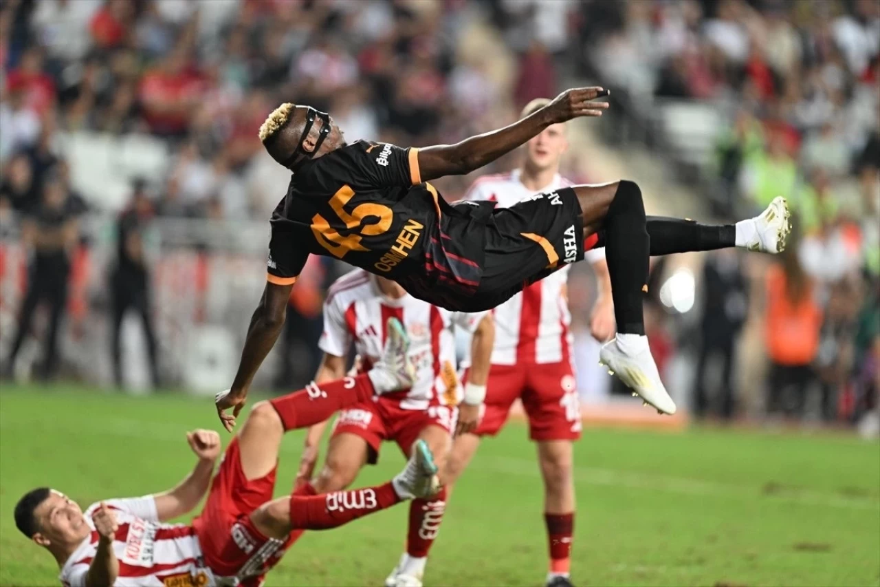 Victor Osimhen’den Akılalmaz Röveşata! Antalyaspor Maçında 2.32 Metreye Ulaştı!