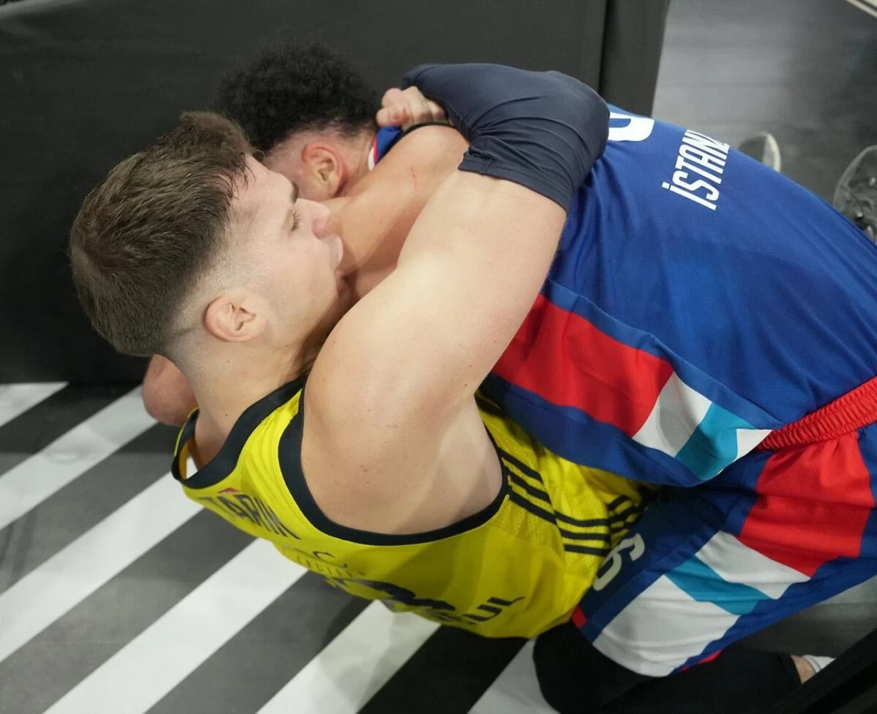 Anadolu Efes ve Fenerbahçe Beko Maçında Gergin Anlar: Biberovic ve Bryant Neden Kavga Etti, Kol Isırma İddiası!