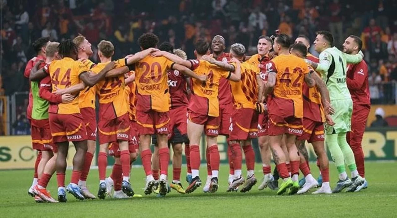 Galatasaray’da Ayrılık Çanları! Yıldız Futbolcunun Bileti Kesildi, Okan Buruk’un Gözünden Düştü