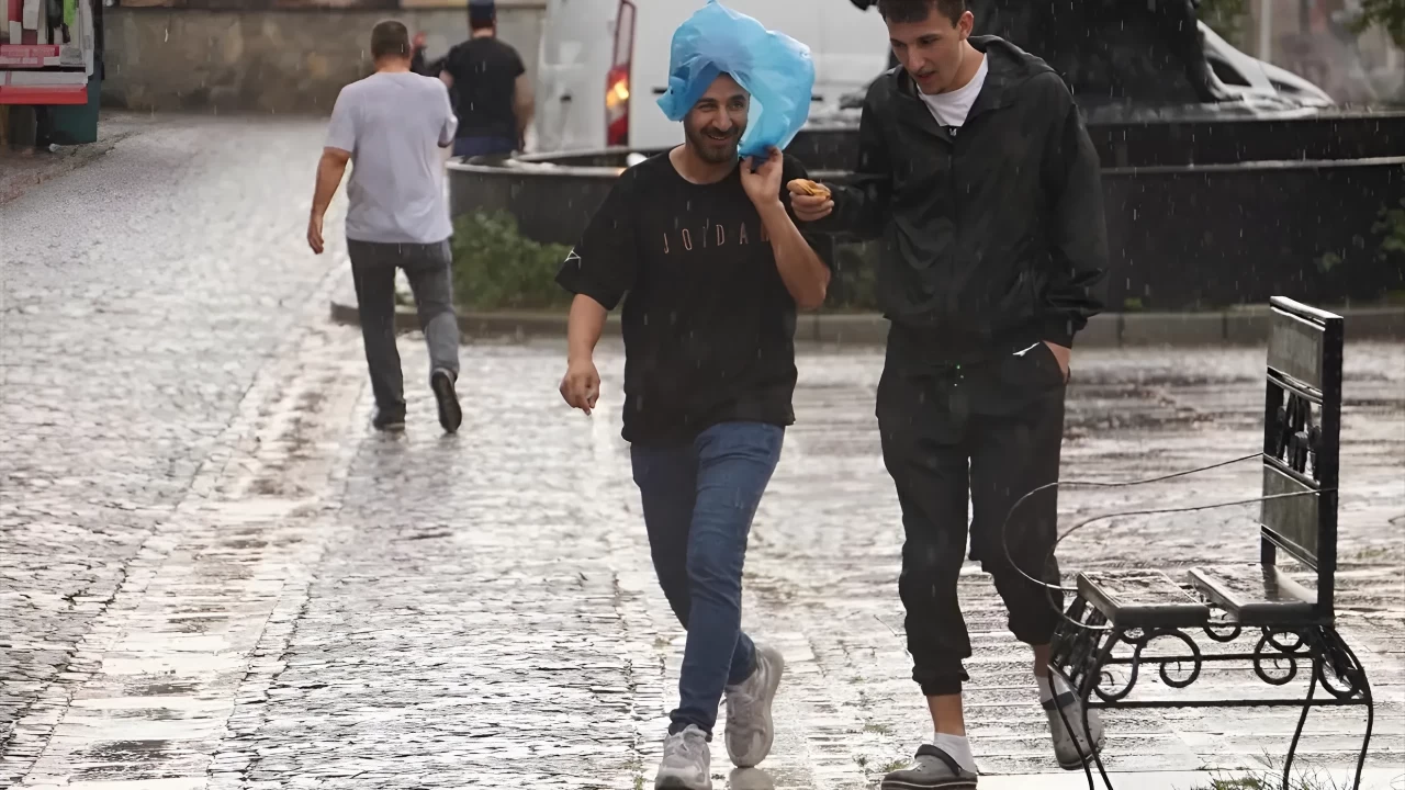 Meteoroloji’den Sarı Kodlu Uyarı! Türkiye Genelinde Sağanak Yağış Geliyor!